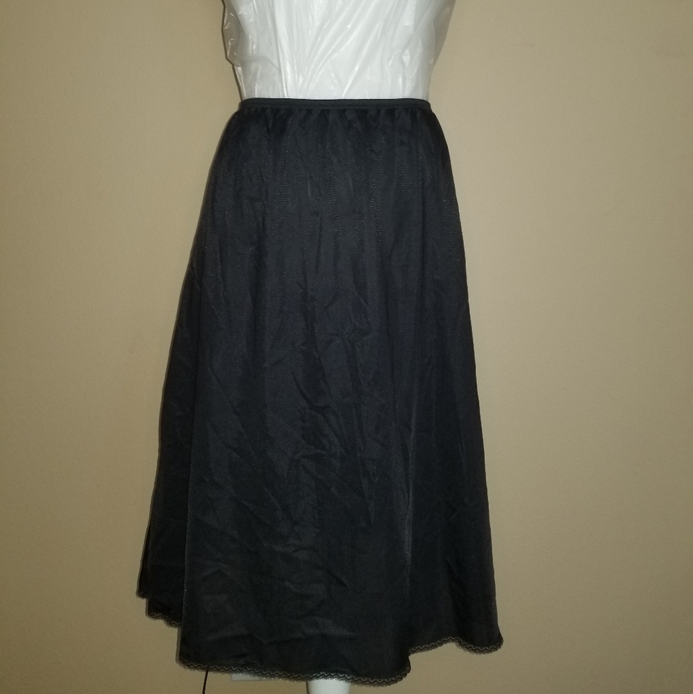 Vassarette black skirt slip